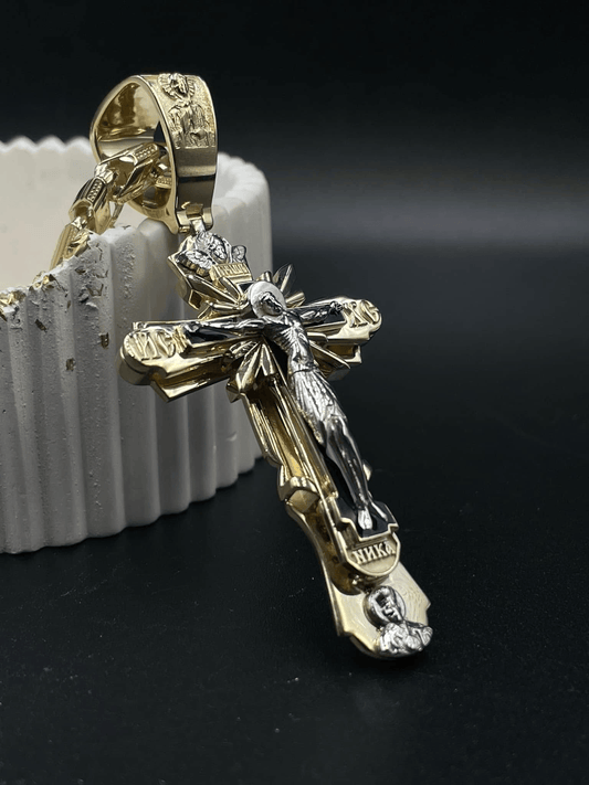 Halskette mit Jesus-Kreuz-Anhänger