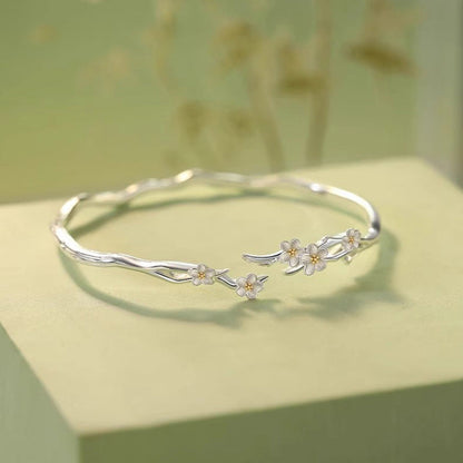 🌸💎 Tyylikäs avoin Jasmine Flower rannekoru – ajaton kukkakuvio, mukava pukeutuminen ja kevyt grace (täydellinen lahja)!