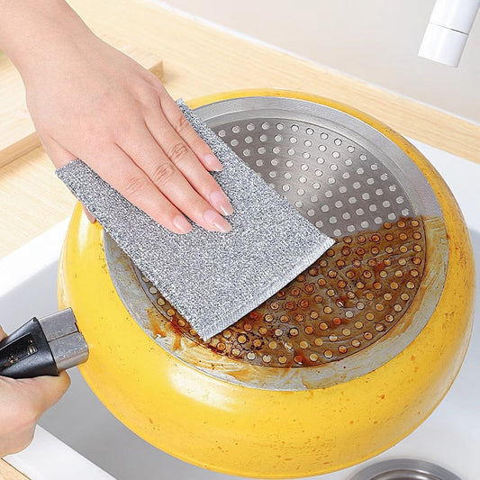 Monikäyttöinen naarmuuntumaton metallitiskiliina